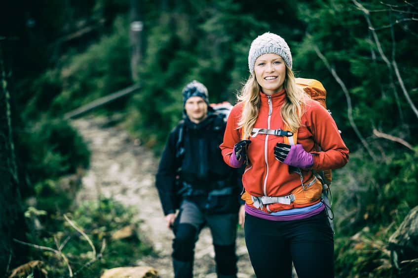 un couple en train de faire une randonnée dans une forêt