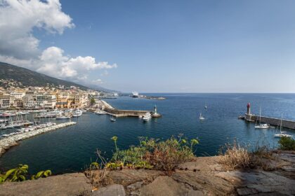 Vue du port à Bastia