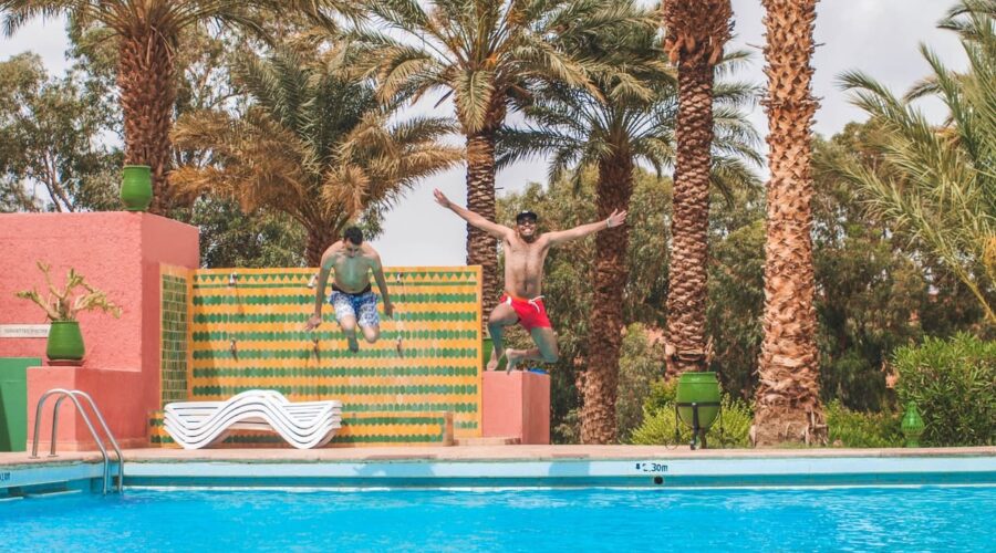 deux jeunes qui sautent dans une piscine d'un camping