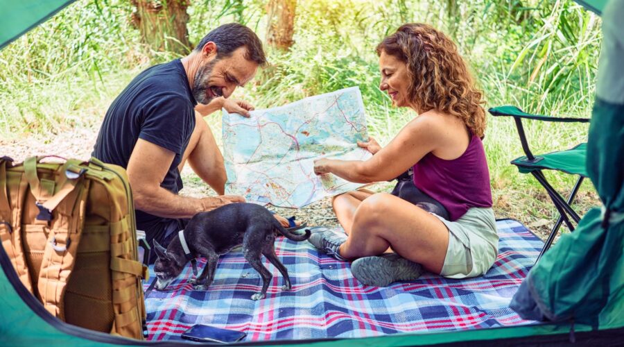 Un homme et une femme devant leur toile de tente