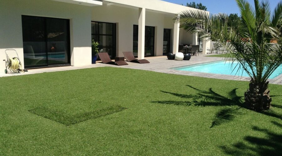 Une maison avec une piscine privée