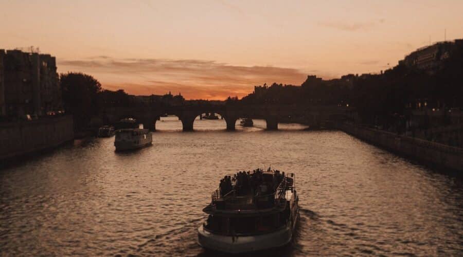 un diner croisière à Paris de nuit