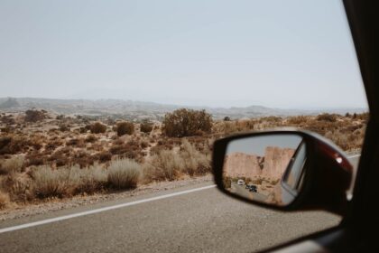 une vue d'une voiture pendant un road trip