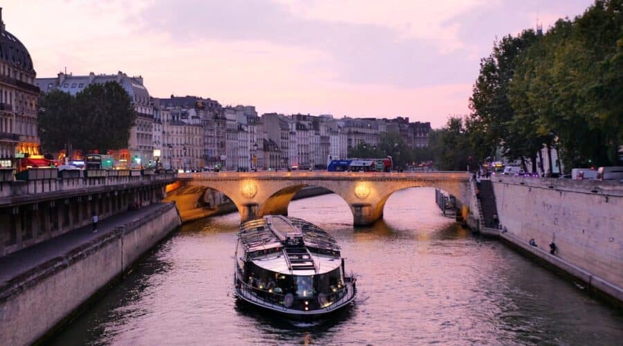 un diner croisière à Paris sur la seine