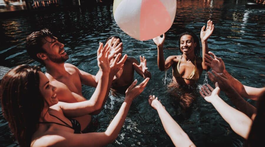 des amis en vacances dans un camping 4 étoiles