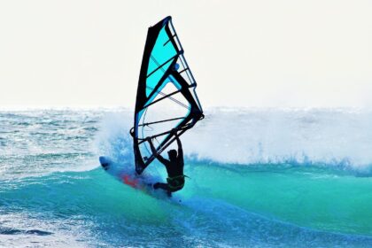 une session de planche à voile en bretagne