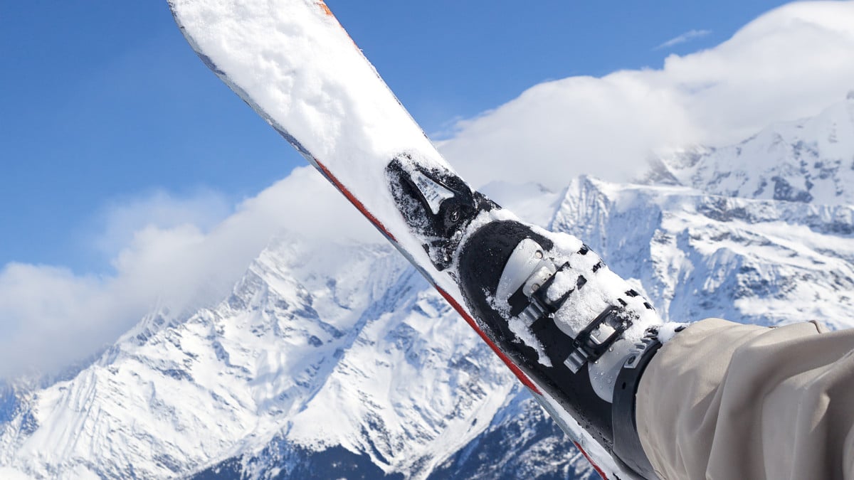 ensemble de ski et de chaussures adaptées aux sports d'hiver