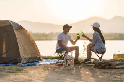 un couple avec une bière à la main dans un camping
