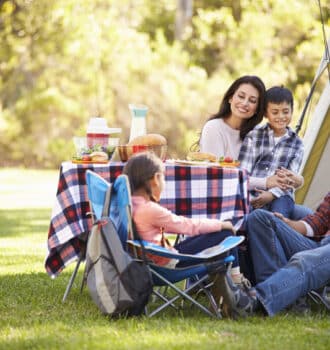 le camping en famille à l'ombre