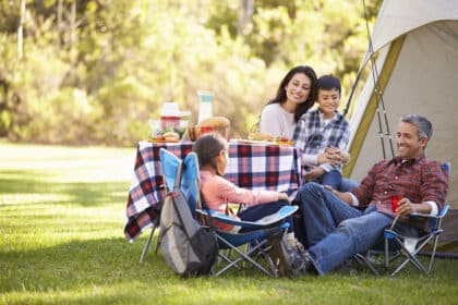 le camping en famille à l'ombre