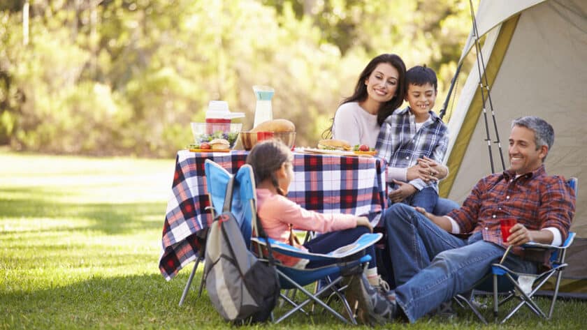 le camping en famille à l'ombre