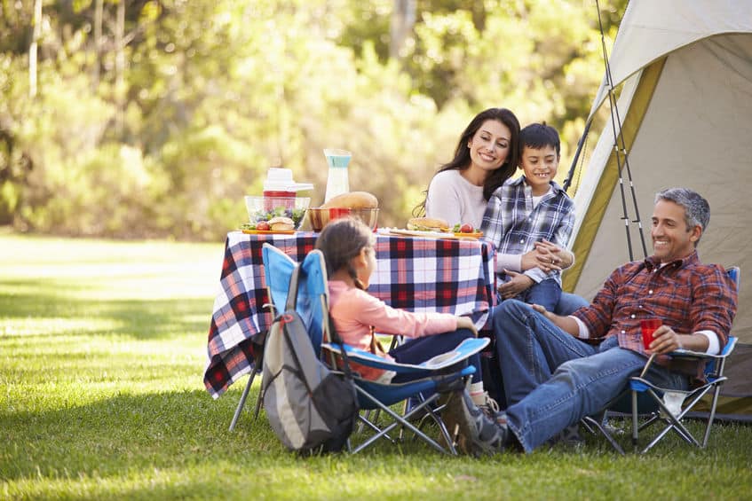 le camping en famille à l'ombre