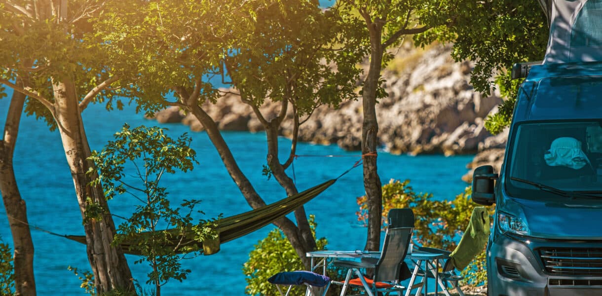 un spot de camping en bord de mer