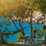 un spot de camping en bord de mer