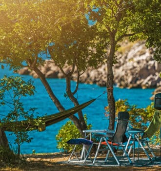 un spot de camping en bord de mer