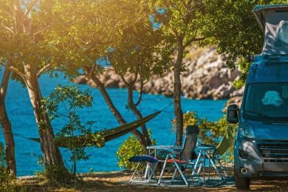 un spot de camping en bord de mer