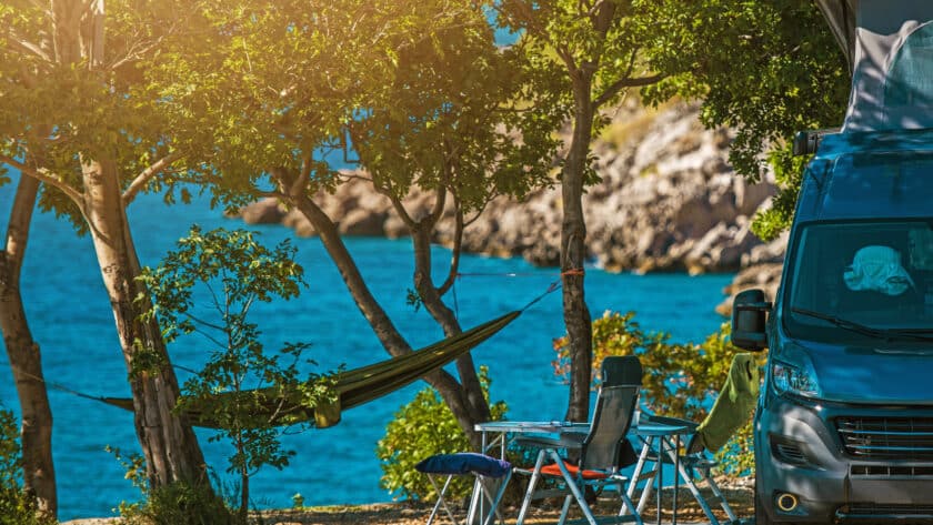 un spot de camping en bord de mer