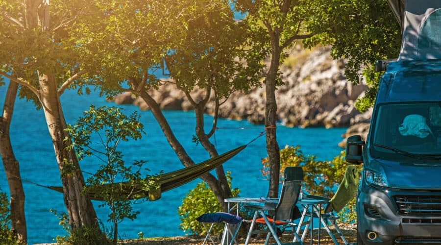 un spot de camping en bord de mer